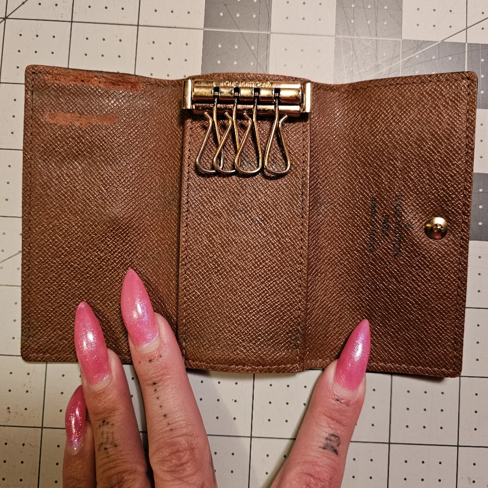 Louis Vuitton Vintage Monogram 4-key Wallet - Picture 5 of 10